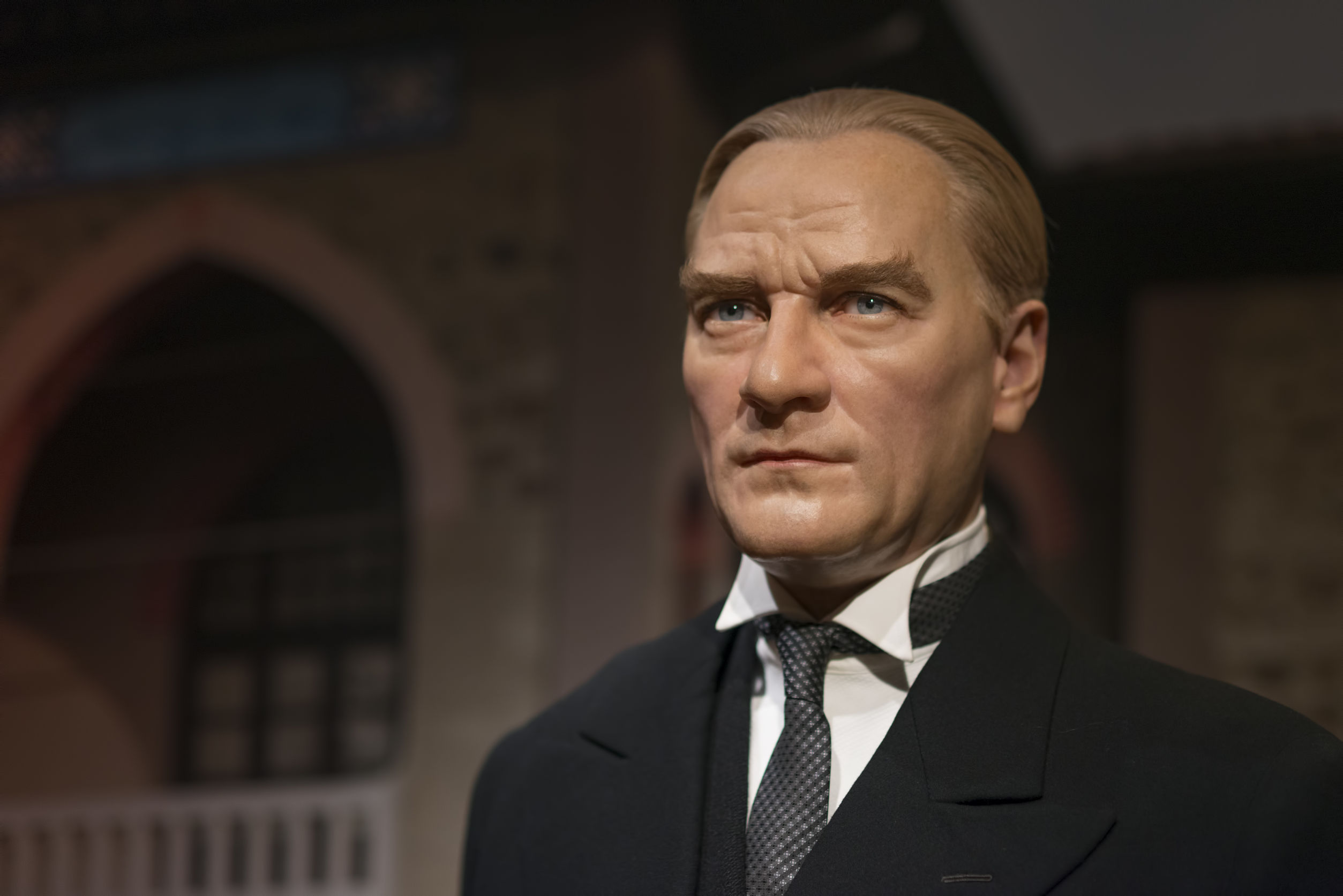 insan yüzü, kişi, şahıs, resmi kıyafet, adam, insan içeren bir resim

Açıklama otomatik olarak oluşturuldu