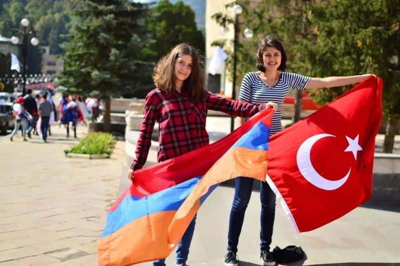 giyim, kişi, şahıs, dış mekan, ayakkabı içeren bir resim
Açıklama otomatik olarak oluşturuldu
