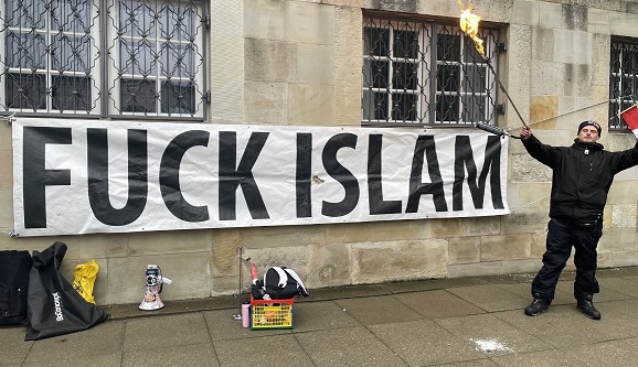 metin, dış mekan, bina, giyim içeren bir resim Açıklama otomatik olarak oluşturuldu