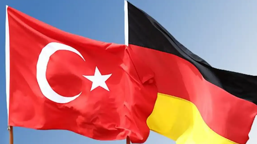 bayrak, gökyüzü, karmin, kırmızı içeren bir resim Açıklama otomatik olarak oluşturuldu