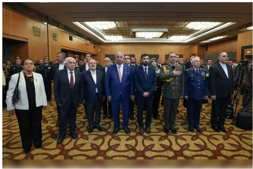 giyim, kişi, şahıs, iç mekan, resmi kıyafet içeren bir resim

Açıklama otomatik olarak oluşturuldu