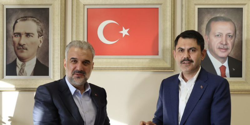 insan yüzü, giyim, takım elbise, kişi, şahıs içeren bir resim Açıklama otomatik olarak oluşturuldu