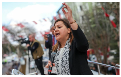 giyim, kişi, şahıs, dış mekan, insan yüzü içeren bir resim Açıklama otomatik olarak oluşturuldu