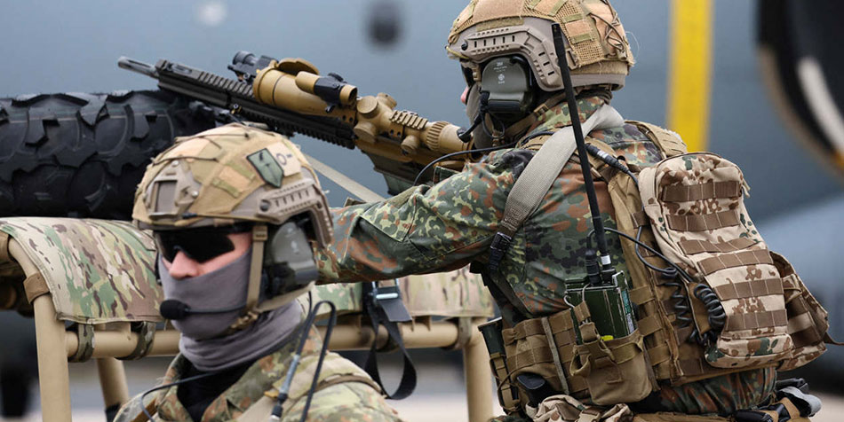 silah, ordu, asker, kamuflaj içeren bir resim Açıklama otomatik olarak oluşturuldu