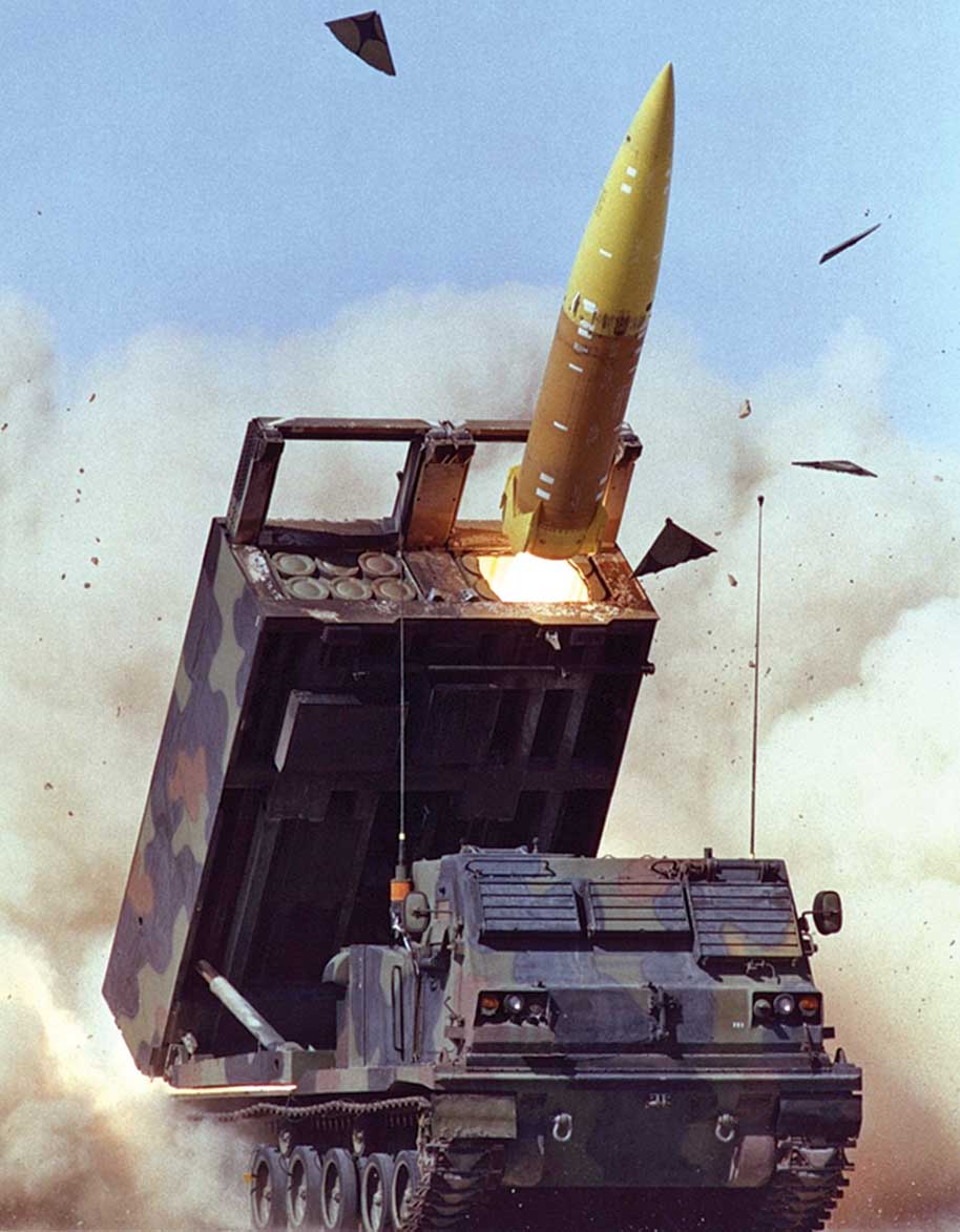 Lockheed Martin imali ATACMS, M270 üzerinde atış halinde. Aynı lançere dört adet PrSM füzesi koyulabiliyor. (TurkDefence.net; Görsel - ABD Ordusu).jpg